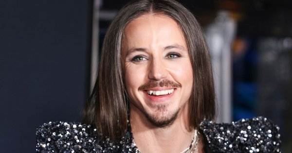 Michał Szpak jak egipski faraon został wniesiony na sylwestrową scenę. Lśnił cały w złocie