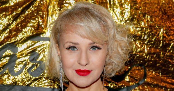 Monika Dryl wskoczyła w bluzkę, która odsłoniła jej atuty. Te kształty mogą oszołomić
