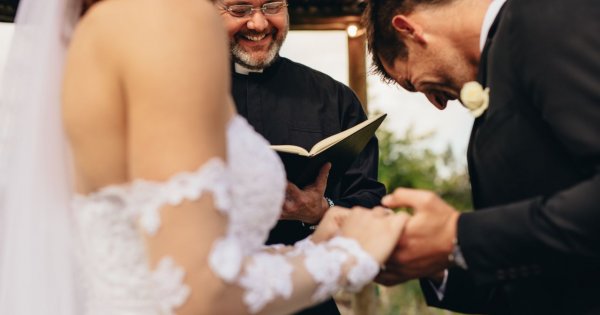 "Dla kobiecego ciała nie ma nic lepszego niż pl.mniki". Polki o realiach nauk przedmałżeńskich