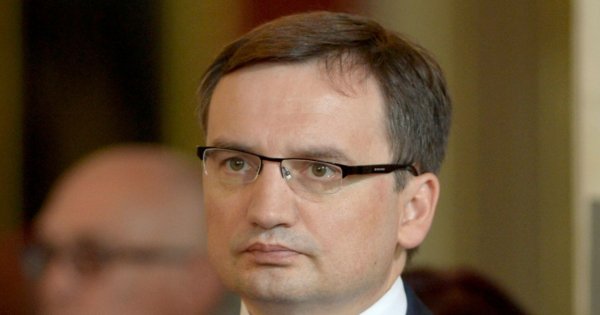Spóźniony Zbysio skitrał się w telewizji "R".  Gruba awantura. Służby nie zostały wpuszczone do siedziby. Są memy i wideo
