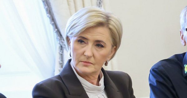 Odeszła z pałacu, a wcześniej była nauczycielką w prestiżowej szkole. Uczniowie ujawnili, jaka była naprawdę.