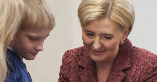 Agata Duda podkreśliła figurę w zimowym kompleciku. Zgrabne nogi optycznie wydłużyła złotymi szpilkami