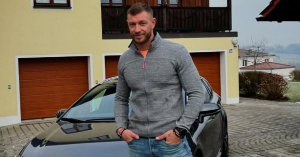 Dariusz Pachut wystroił się na randkę jak na maturę. Dżentelmen z talizmanem miłości