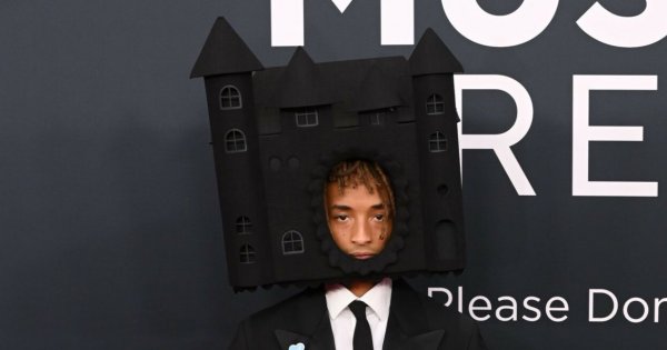 Syn Willa Smitha na Grammy przywdział kapelusz-domek. Sieć zalały memy