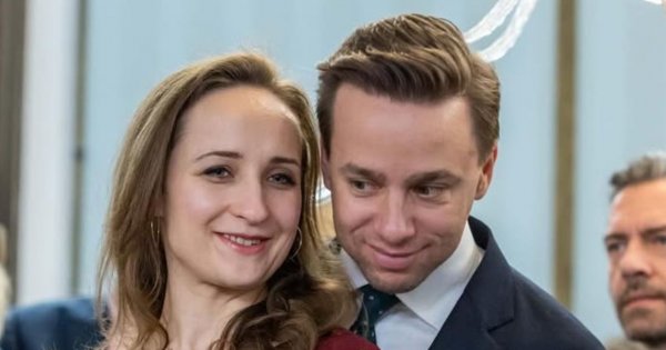 Karina od pięknego Krzysia wspomina ich wesele. Miała suknie ślubną godną skromnej dzierlatki