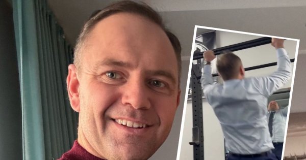 Urlopowicz Karol Nawrocki w koszuli i garniturowych spodniach podciąga się na drążku. Wideo wywołało memy