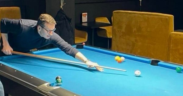 Drewniany Mati gra w bilarda z synem. Przeróbka jego zdjęcia przy stole wyraża więcej niż tysiąc słów [memy]