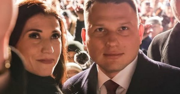 Ewa Zajączkowska-Hernik podkreśliła atuty sylwetki w modnym płaszczyku. A makijaż ma niczym punkówa