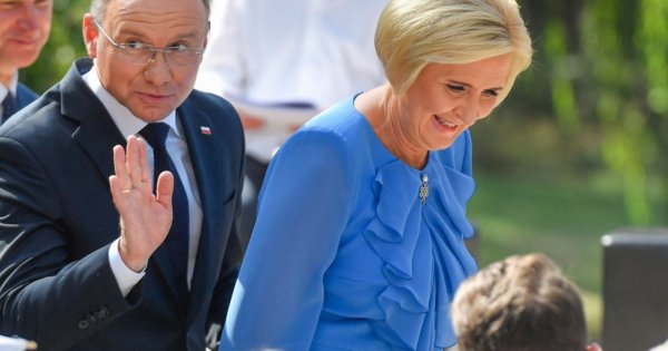 Agata od Andrzeja kroczy dumnie niczym Batman. Na zagraniczną wyprawę wskoczyła w długi płaszcz smagany wiatrem