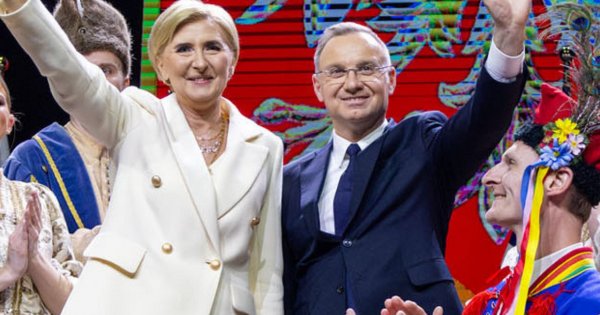 Wszystkie stroje Agaty od Andrzeja. Za oceanem odsłoniła nogi i podkreśliła figurę. Wstydu nie było