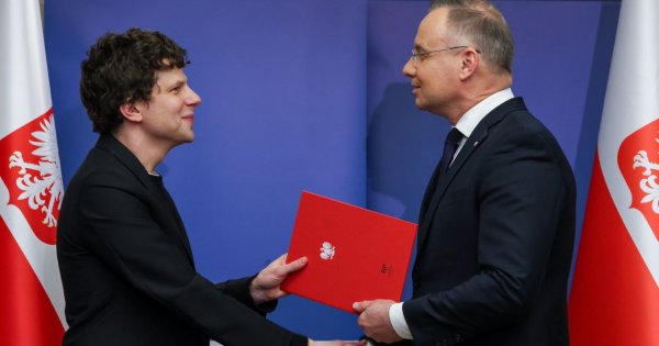 Andrzejek w USA dał nasz paszport aktorowi Jessemu Eisenbergowi. Jedno zdjęcie spowodowało wysyp memów [memy]