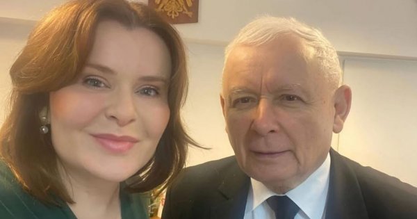 Anna od Jarosława podkreśliła to i owo w czerwonym kompleciku. Szła chodniczkiem jak modelka po wybiegu