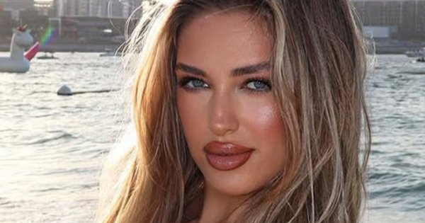 Caroline Derpieński pręży się w kusym stroju na plaży w Dubaju. Podkreśliła atuty swojej sylwetki
