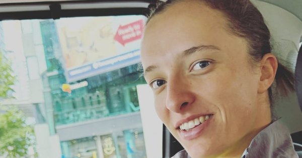 Elegancka Iga Świątek zapozowała na ściance. Podkreśliła sylwetkę w topie i modnej marynarce