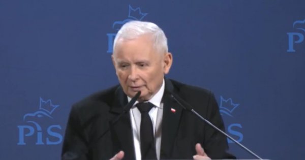Senior Jarek zaliczał wpadkę za wpadką na przemówieniu: "Człowiek stary i się myli" - podsumował sam siebie [wideo]