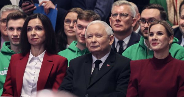 Starszy pan w otoczeniu pięknych dam. Jarosław wyraźnie rozkwitł [wideo i memy]