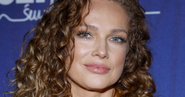 Joanna Liszowska w płaszczowej kiecce pokazała wdzięki. Spod spodu wyzierały tylko skórzane legginsy i szpilki