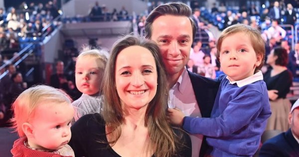 Bosa Karina od Krzysia wystąpiła w kościele. Na tę okazję odsłoniła nogi i założyła wysokie szpilki