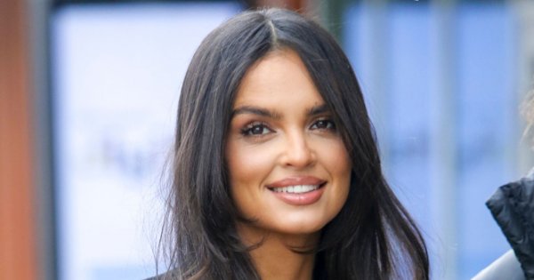 Klaudia El Dursi zapomniała włożyć bluzkę na "Top Model Night". Jej walory prawie wyskoczyły z żakietu