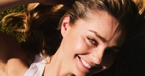Małgorzata Socha odsłoniła nogi do nieba. Wyleguje się na plaży podczas rajskich wakacji