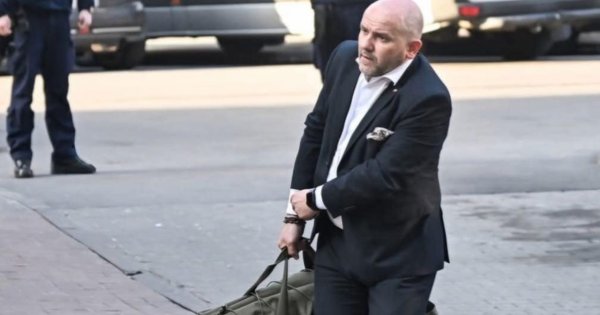 Mariusz jak Rejtan broni swego kolegę. Dźwiga nawet za niego legendarną torbę [memy]