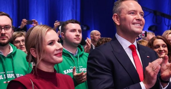 Marta kroczy u boku Karola w odważnych spodniach, które podkreśliły atuty jej sylwetki. Wyeksponowała też wcięcie w talii