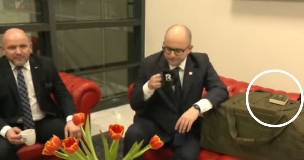 Dariusz schował się przed odkupieniem win w TV "R". By się chronić, przyniósł ze sobą Pismo Święte [memy]