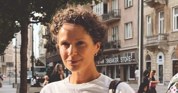 Monika Mrozowska wdzięczy się w basenie i eksponuje zgrabną sylwetkę w kusym stroju. Fani pod wrażeniem