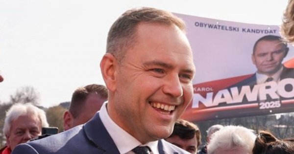 Wszechstronny Karol "śpiewa" na imprezie piosenkę "Mydełko Fa". Zabawne nagranie obiegło sieć [wideo]