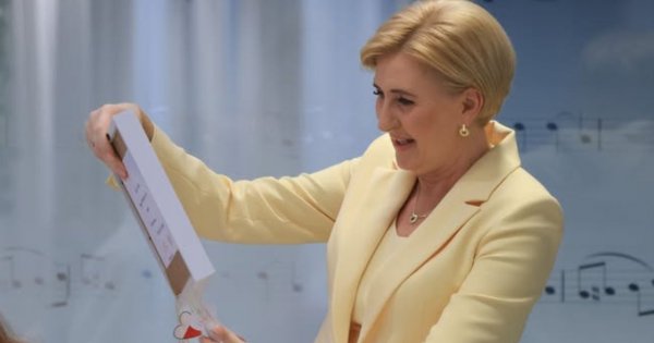 Agata wskoczyła w soczyście czerwoną kieckę i przyćmiła wszystkich zebranych. Jak promyczek słońca na tle czarnych chmur