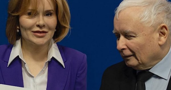 Anna od Jarosława w obcisłej kiecce, z dekoltem do pępka, w mini. Robimy przegląd jej szafy. Bywa mega gorąco