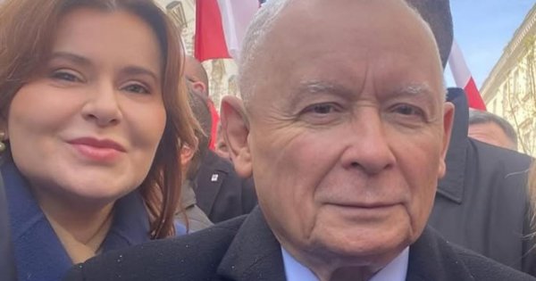 Anna od Jarosława znów kusi w czerwonej kiecce z głębokim dekoltem. Aniołek w formie