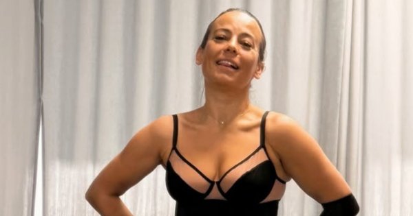 Rozgogolona Anna Mucha wypięła ciało w mikroskopijnym bikini. Fani patrzą tylko na jeden detal: "Rakieta!" [zdjęcie]