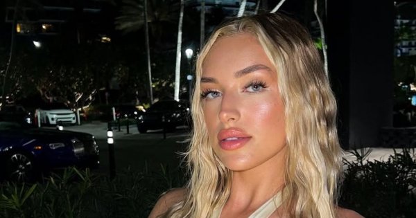 Caroline Derpieński wdzięczy się w kusym stroju na plaży. Niemal coś jej wyskoczyło z mikroskopijnego elementu garderoby