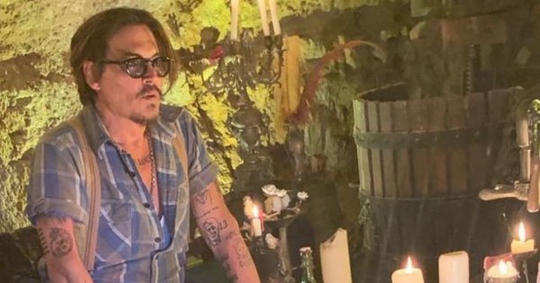 Johnny Depp w długich, siwych włosach kompletnie nie przypomina siebie. Ta przemiana przejdzie do historii