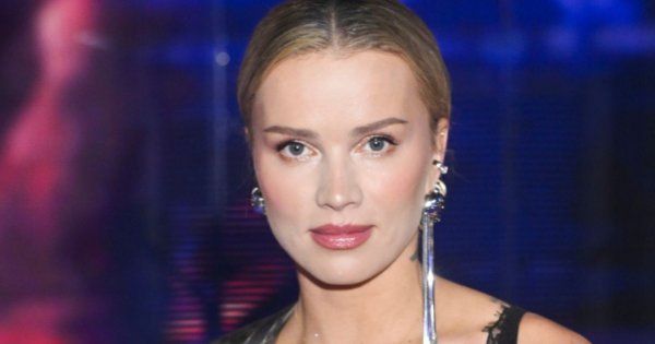 Julia Kuczyńska w czarnym total looku. Góra mówi „burleska”, spodnie mówią „prezeska”