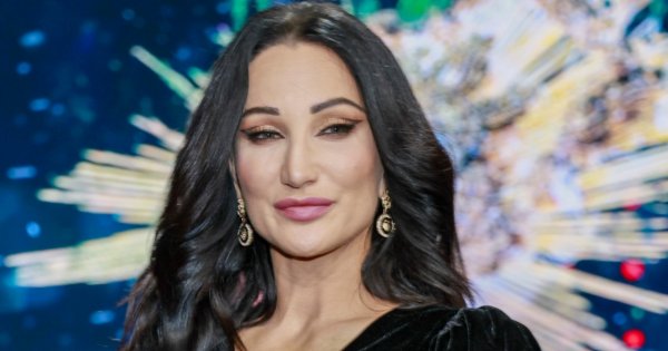 Justyna Steczkowska rzuciła Polaków na kolana w ultraobcisłej czarnej kiecce. 52-latka postawiła na bardzo odważny dekolt