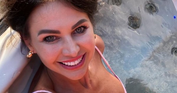 Maja Rutkowski w mega skąpym stroju eksponuje swoje walory. Góra trzyma się jedynie na słowo honoru [wideo]