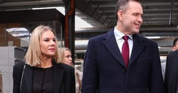 Marta od Karola połączyła elegancję z wygodą. Wskoczyła w dwurzędową marynarkę i różowe adidaski