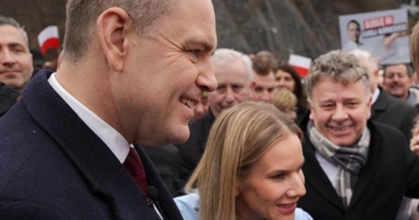 Marta od Karola podkreśliła atuty sylwetki w mega obcisłych spodniach. A jej koszula wyglądała jak sukienka Małej Mi