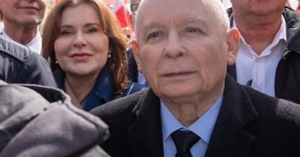 Anna od Jarosława wskoczyła w krótką kieckę z dekoltem. Wyeksponowała zgrabne nóżki i wdzięczyła się przed obiektywem