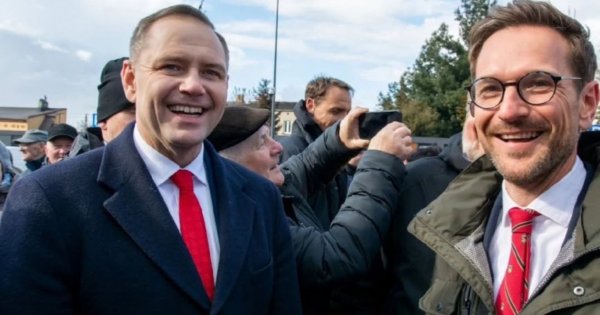 Waldek chciał pomóc Karolowi w sprawie drugiego mieszkania. Tylko go pogrążył — jednym słowem [wideo i nowe memy]