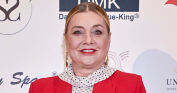 Małgorzata Ostrowska-Królikowska spowita czerwienią na branżowym evencie. Odważnie jak na 60-latkę