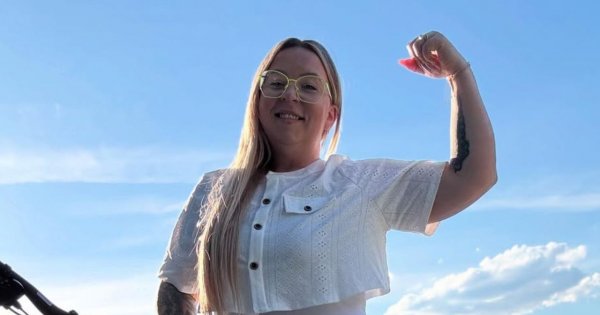 Mama na obrotach eksponuje swoją kobiecość w kwiecistej kreacji. Fani nie mają wątpliwości: "Ale laska"