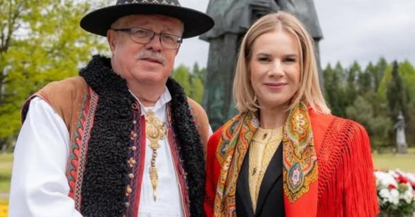 Marta od Karola wyraźnie wyeksponowała tył w obcisłych spodniach. Jej figurę widać jak na dłoni