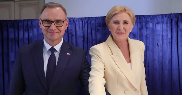 Agata od Andrzeja zainspirowała się księżną Kate. Na Litwie wskoczyła w modny komplecik, który podkreślił jej urodę
