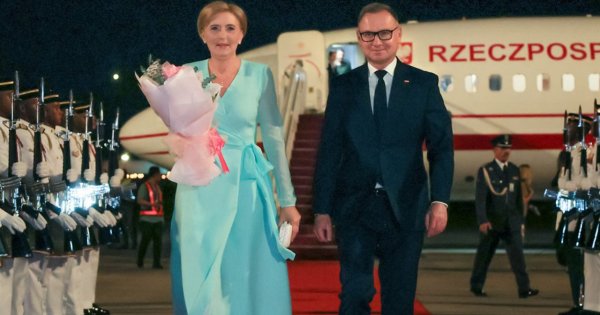 Agata od Andrzeja reprezentuje Polskę w zwiewnej kiecce. Wyrósł jej wielki kwiat przy twarzy