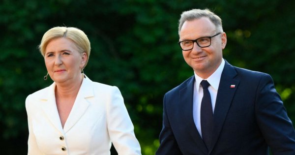 Cichociemna Agata wystroiła się w tiul od pasa w dół. Wyglądała jak księżniczka