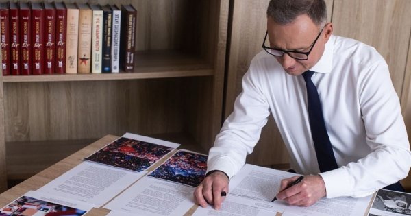 Andrzej na emeryturze, ale nadal podpisuje. "Duda podpisze wszystko" [wideo]