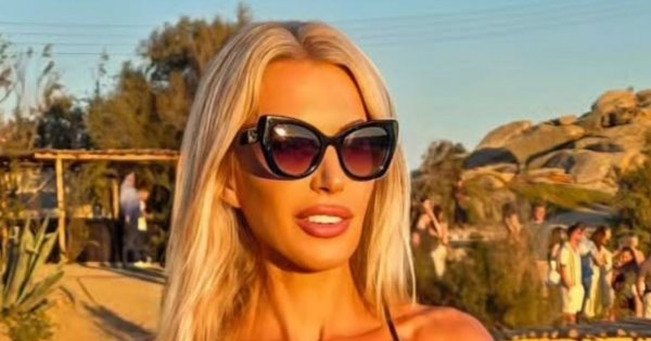 Aneta Glam wcisnęła powiększony przód w miniaturowy kostium kąpielowy. 51-latka wygląda jak marzenie [wideo]